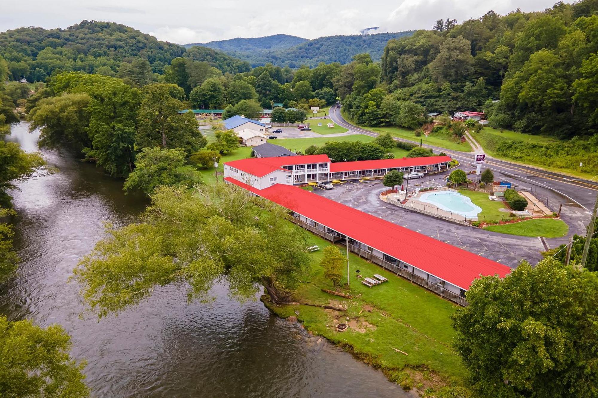 Lloyd'S On The River Country Inn By Oyo Bryson City Exteriér fotografie