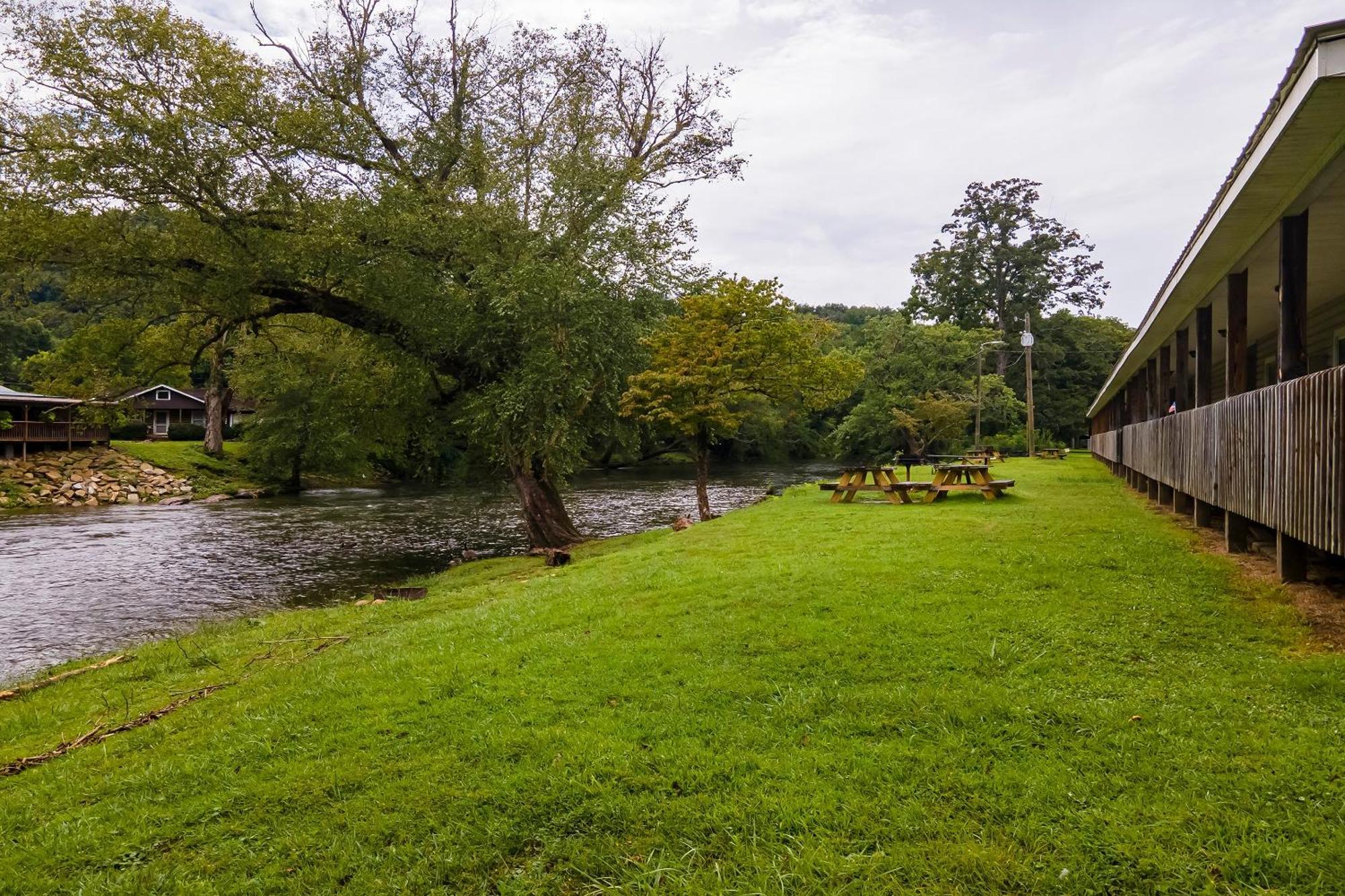 Lloyd'S On The River Country Inn By Oyo Bryson City Exteriér fotografie