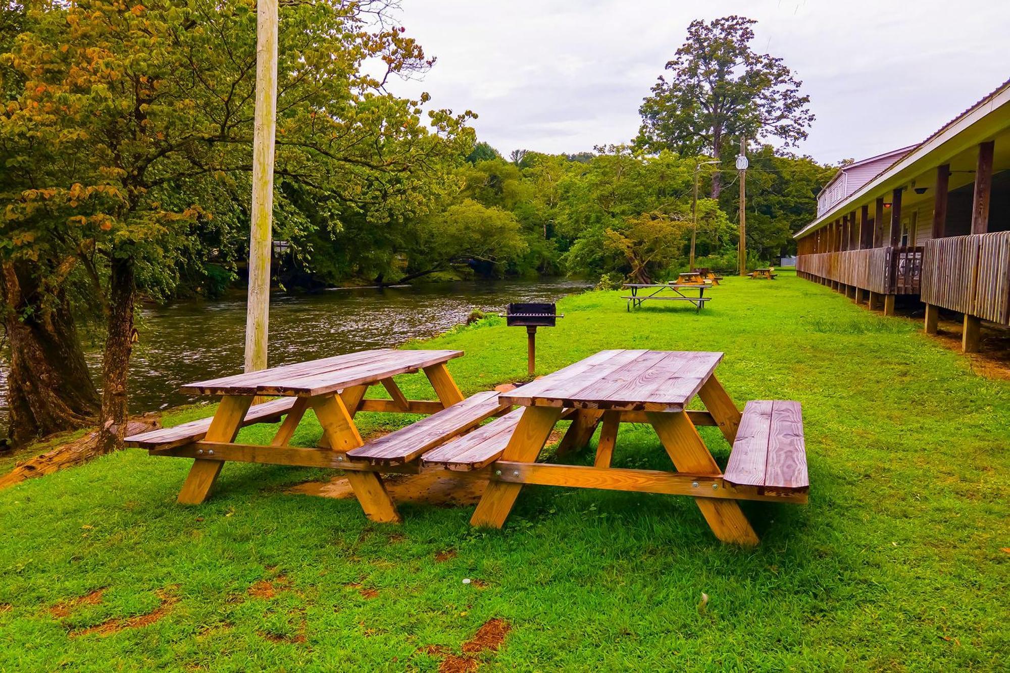Lloyd'S On The River Country Inn By Oyo Bryson City Exteriér fotografie